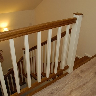 Konstrukcja: Schody na beton
Balustrada: Tralka prosta 40x20
Drewno: Dąb
Kolor: Bejcowany/Biały kryjący