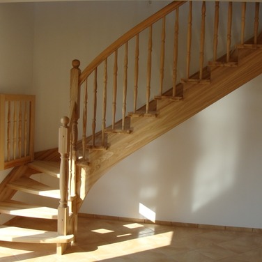 Konstrukcja: Schody z wewnętrzną wangą nasadzaną, zewnętrzną wpuszczaną.
Balustrada: Tralka toczona
Drewno: Jesion
Kolor: Naturalny