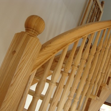 Konstrukcja: Schody z wewnętrzną wangą nasadzaną, zewnętrzną wpuszczaną.
Balustrada: Tralka toczona
Drewno: Jesion
Kolor: Naturalny