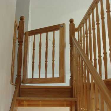 Konstrukcja: Schody z wewnętrzną wangą nasadzaną, zewnętrzną wpuszczaną.
Balustrada: Tralka toczona
Drewno: Jesion
Kolor: Naturalny