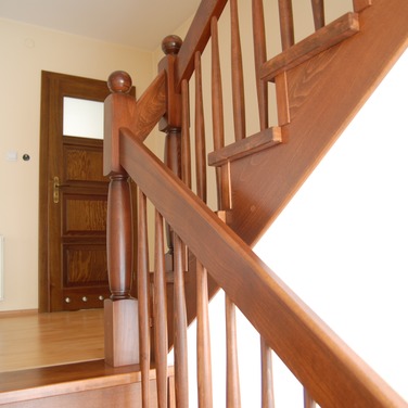 Konstrukcja: Schody na beton
Balustrada: Wstęga gięta na wejściu i tralka toczona
Drewno: Buk
Kolor: Bejcowany