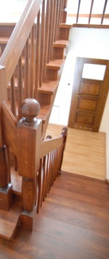 Konstrukcja: Schody na beton
Balustrada: Wstęga gięta na wejściu i tralka toczona
Drewno: Buk
Kolor: Bejcowany