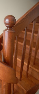 Konstrukcja: Schody na beton
Balustrada: Wstęga gięta na wejściu i tralka toczona
Drewno: Buk
Kolor: Bejcowany