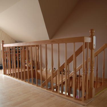 Konstrukcja: Schody ze stopniami nasadzanymi na wangi
Balustrada: Tralka toczona
Drewno: Buk
Kolor: Naturalny, lakier