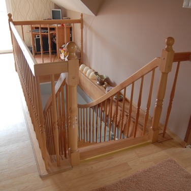 Konstrukcja: Schody ze stopniami nasadzanymi na wangi
Balustrada: Tralka toczona
Drewno: Buk
Kolor: Naturalny, lakier