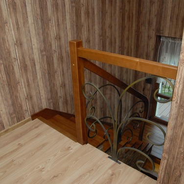 Konstrukcja: Schody na beton
Balustrada: Kuta wg. projektu
Drewno: Jesion
Kolor: Sopur Brunat 22-23