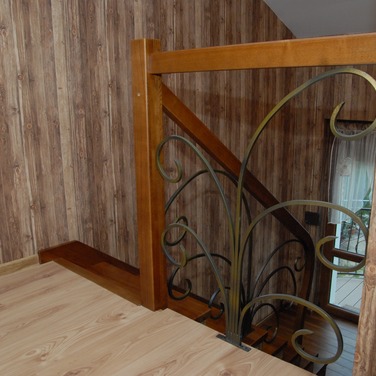 Konstrukcja: Schody na beton
Balustrada: Kuta wg. projektu
Drewno: Jesion
Kolor: Sopur Brunat 22-23