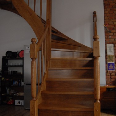 Konstrukcja: Schody ze stopniami wpuszczanymi i podstopniami
Balustrada: Tralka toczona
Drewno: Dąb
Kolor: 