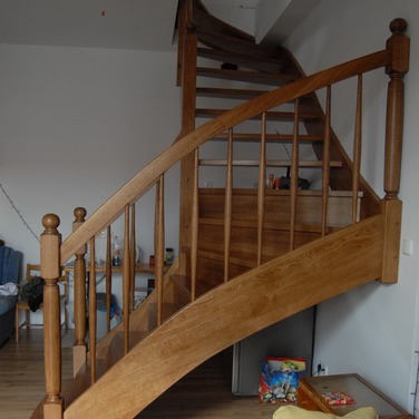 Konstrukcja: Schody ze stopniami wpuszczanymi i podstopniami
Balustrada: Tralka toczona
Drewno: Dąb
Kolor: 