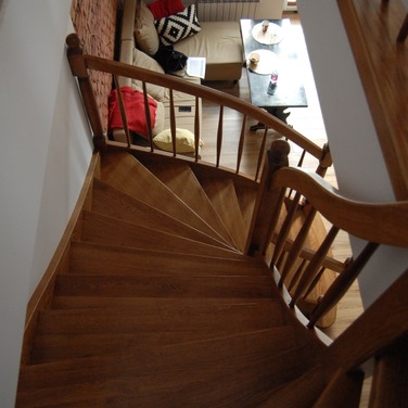 Konstrukcja: Schody ze stopniami wpuszczanymi i podstopniami
Balustrada: Tralka toczona
Drewno: Dąb
Kolor: 