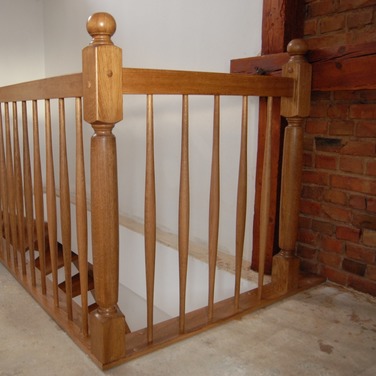 Konstrukcja: Schody ze stopniami wpuszczanymi i podstopniami
Balustrada: Tralka toczona
Drewno: Dąb
Kolor: 