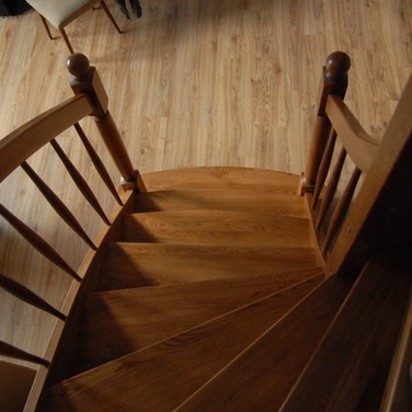 Konstrukcja: Schody ze stopniami wpuszczanymi i podstopniami
Balustrada: Tralka toczona
Drewno: Dąb
Kolor: 