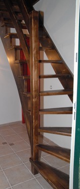 Konstrukcja: Schody z wewnętrzną wangą nasadzaną, zewnętrzną wpuszczaną
Balustrada: deska wypełniająca
Drewno: Jesion
Kolor: Bejcowany, postarzany