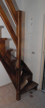 Konstrukcja: Schody z wewnętrzną wangą nasadzaną, zewnętrzną wpuszczaną
Balustrada: deska wypełniająca
Drewno: Jesion
Kolor: Bejcowany, postarzany