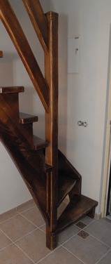 Konstrukcja: Schody z wewnętrzną wangą nasadzaną, zewnętrzną wpuszczaną
Balustrada: deska wypełniająca
Drewno: Jesion
Kolor: Bejcowany, postarzany