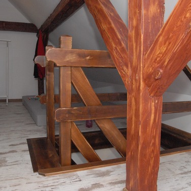 Konstrukcja: Schody z wewnętrzną wangą nasadzaną, zewnętrzną wpuszczaną
Balustrada: deska wypełniająca
Drewno: Jesion
Kolor: Bejcowany, postarzany