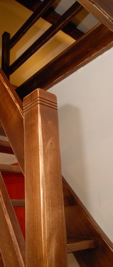 Konstrukcja: Schody z wewnętrzną wangą nasadzaną, zewnętrzną wpuszczaną
Balustrada: deska wypełniająca
Drewno: Jesion
Kolor: Bejcowany, postarzany