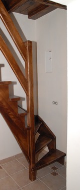 Konstrukcja: Schody z wewnętrzną wangą nasadzaną, zewnętrzną wpuszczaną
Balustrada: deska wypełniająca
Drewno: Jesion
Kolor: Bejcowany, postarzany