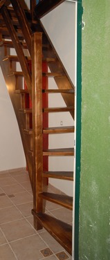 Konstrukcja: Schody z wewnętrzną wangą nasadzaną, zewnętrzną wpuszczaną
Balustrada: deska wypełniająca
Drewno: Jesion
Kolor: Bejcowany, postarzany