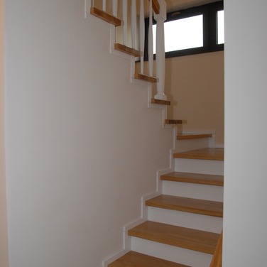 Konstrukcja: Schody na beton
Balustrada: Tralka i słupy toczone
Drewno: Dąb
Kolor: Naturalny/Biały kryjący