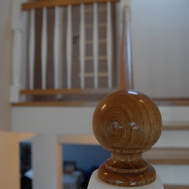 Konstrukcja: Schody na beton
Balustrada: Tralka i słupy toczone
Drewno: Dąb
Kolor: Naturalny/Biały kryjący