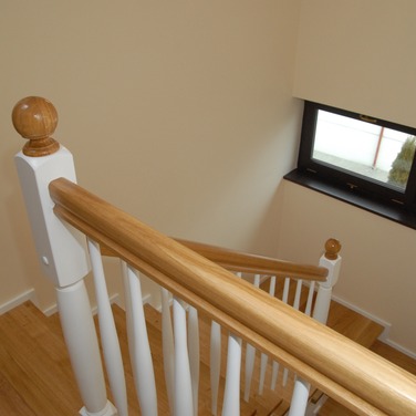 Konstrukcja: Schody na beton
Balustrada: Tralka i słupy toczone
Drewno: Dąb
Kolor: Naturalny/Biały kryjący