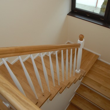 Konstrukcja: Schody na beton
Balustrada: Tralka i słupy toczone
Drewno: Dąb
Kolor: Naturalny/Biały kryjący