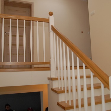 Konstrukcja: Schody na beton
Balustrada: Tralka i słupy toczone
Drewno: Dąb
Kolor: Naturalny/Biały kryjący