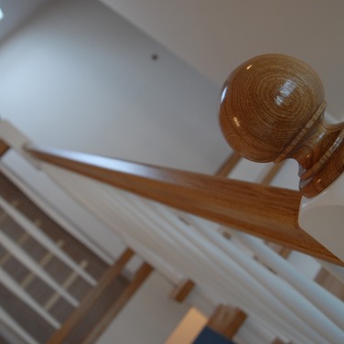 Konstrukcja: Schody na beton
Balustrada: Tralka i słupy toczone
Drewno: Dąb
Kolor: Naturalny/Biały kryjący