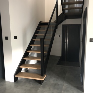 Konstrukcja: Schody ze stopniami wpuszczanymi&nbsp;
Balustrada: Szkło bezpieczne
Drewno: Jesion
Kolor: Czarny - kryjący, stopnie beż
