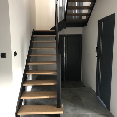 Konstrukcja: Schody ze stopniami wpuszczanymi&nbsp;
Balustrada: Szkło bezpieczne
Drewno: Jesion
Kolor: Czarny - kryjący, stopnie beż