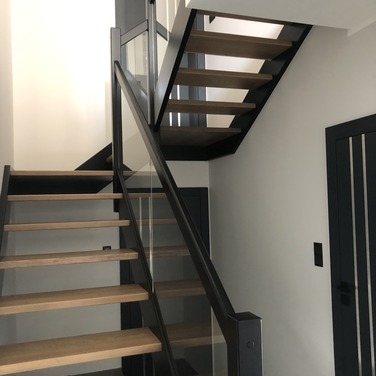 Konstrukcja: Schody ze stopniami wpuszczanymi&nbsp;
Balustrada: Szkło bezpieczne
Drewno: Jesion
Kolor: Czarny - kryjący, stopnie beż