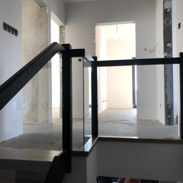 Konstrukcja: Schody ze stopniami wpuszczanymi&nbsp;
Balustrada: Szkło bezpieczne
Drewno: Jesion
Kolor: Czarny - kryjący, stopnie beż