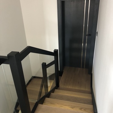 Konstrukcja: Schody ze stopniami wpuszczanymi&nbsp;
Balustrada: Szkło bezpieczne
Drewno: Jesion
Kolor: Czarny - kryjący, stopnie beż