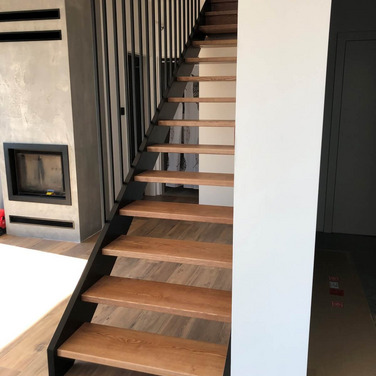 Nowoczesne schody drewniane z balustrada typu harfa